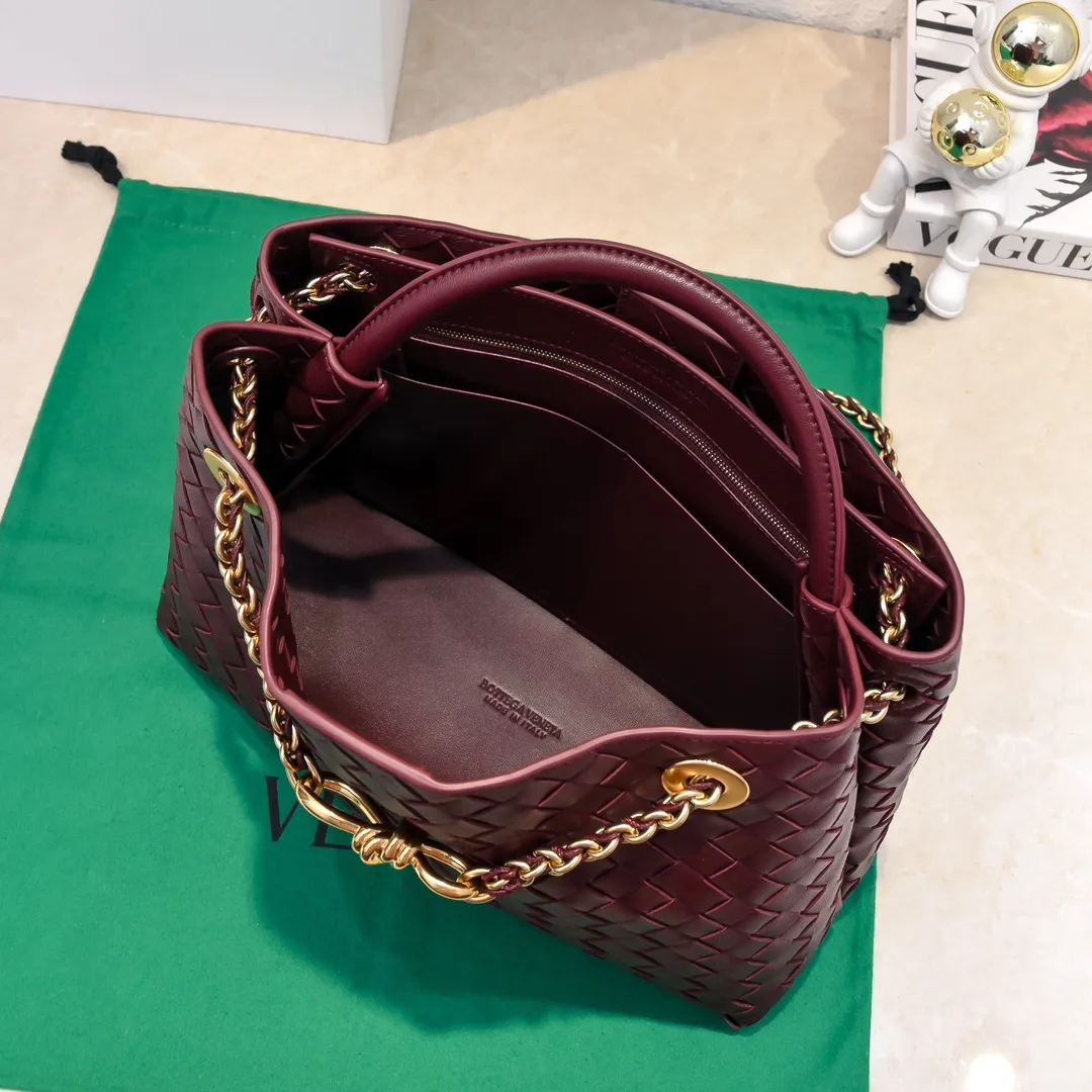 Batch 2460 BOTTEGA VENETA 2024 spring and summer new small ANDIAMO chain bag is also available! 🔥🔥I believe many friends have been waiting for a long time. The metallic chain adds a touch of sophistication to the original softness and elegance of Andiamo. The collision of classic craftsmanship and elegance creates a different kind of beauty. Style number: 6009 Size: 32*24*12cm